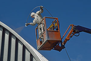 Bucket truck lift for spray painting